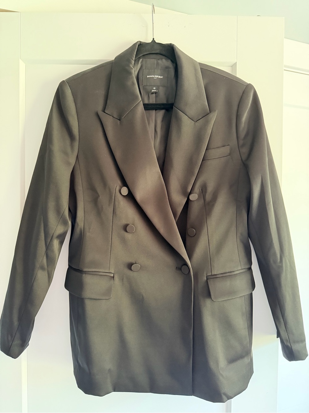 Banana Republic Women’s black tuxedo jacket
